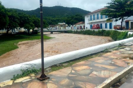 Rio Vermelho, em Goiás, baixa 1 metro, mas cidade tem previsão de chuva