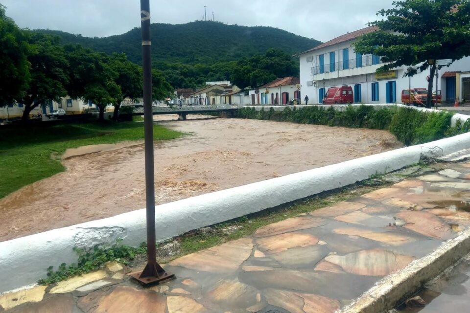 Rio Vermelho, em Goiás, baixa 1 metro, mas cidade tem previsão de chuva