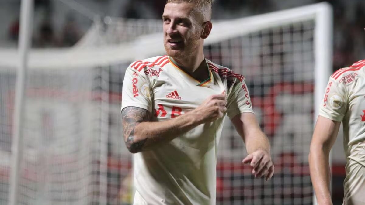 Atacante Pedro Henrique comemorando gol pelo Internacional