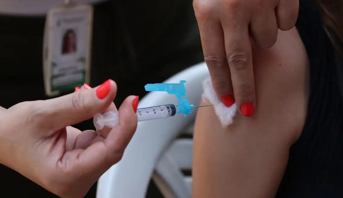 Goiás À medida que novos lotes forem chegando, faixa etária será ampliada Dengue: GO e DF já receberam doses para crianças de 10 e 11 anos