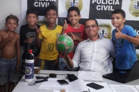 Meninos procuram a polícia para reaver bola no Maranhão (Foto: Divulgação)