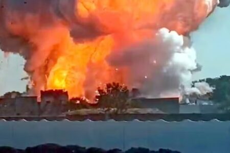 Explosão em fábrica de rojões deixa 11 mortos e 65 feridos na Índia Corpo de bombeiros de outras cidades atuaram no combate ao fogo