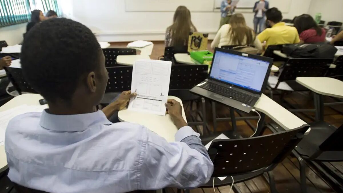 Começa prazo para complementar inscrição adiada no Fies