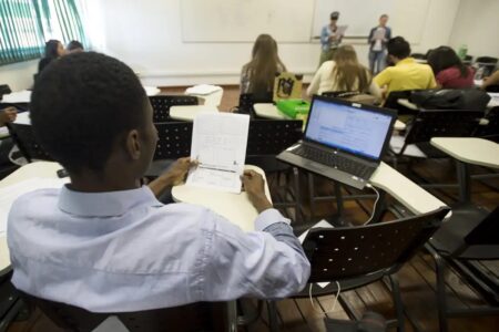 Começa prazo para complementar inscrição adiada no Fies