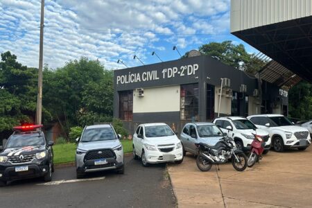 Imagem mostra veículos apreendidos em operação que investiga suspeitos de causar prejuízo de R$ 2,5 milhões a empresa com golpe do frete, em Itumbiara.