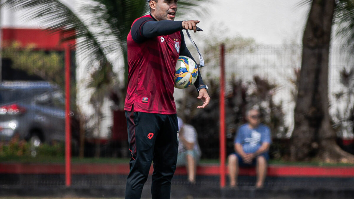 Jair Ventura comandando treino no CT do Dragão