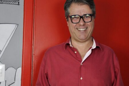 Morre Tony Goes, colunista que marcou a cobertura de televisão e cinema Roteirista tratava um câncer no intestino desde 2021