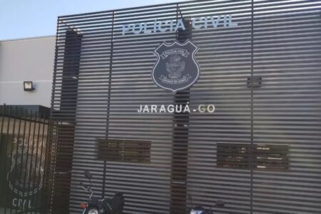 Polícia prende homem suspeito de ameaçar irmã idosa com faca, em Jaraguá