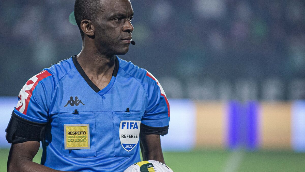 Luiz Flávio de Oliveira arbitrando jogo