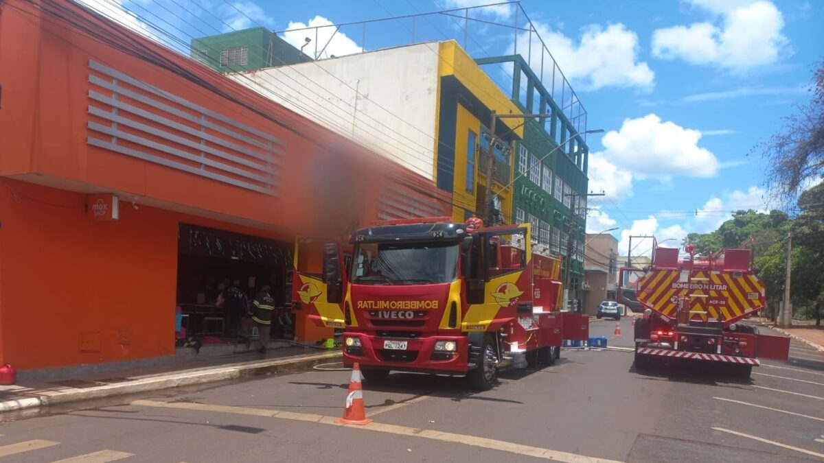 Loja têxtil fica destruída após incêndio em Itumbiara; prejuízo chega a R$ 800 mil Fogo ficou concentrado no estoque do estabelecimento