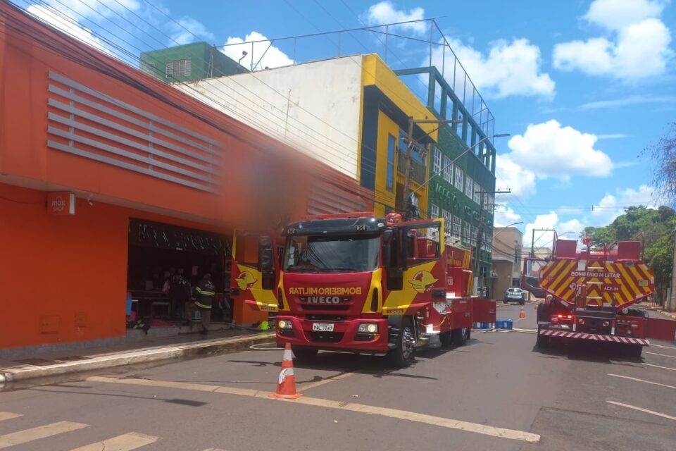Loja têxtil fica destruída após incêndio em Itumbiara; prejuízo chega a R$ 800 mil Fogo ficou concentrado no estoque do estabelecimento