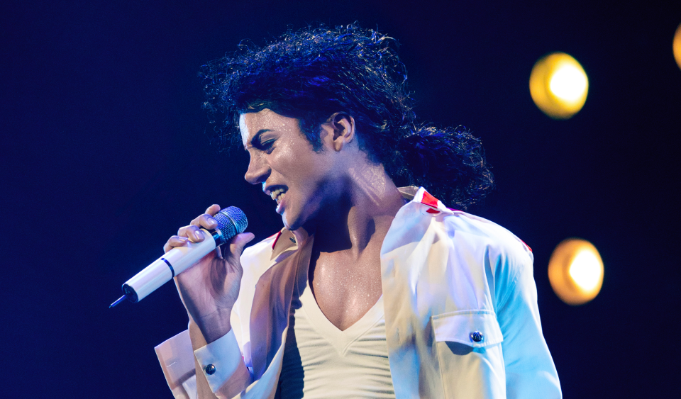 Primeira foto oficial da cinebiografia de Michael Jackson foi divulgada e recria uma das roupas mais icônicas do cantor.