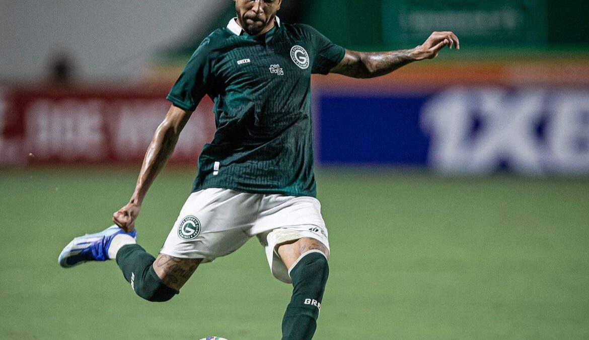 Lateral Weverton em ação pelo Goiás
