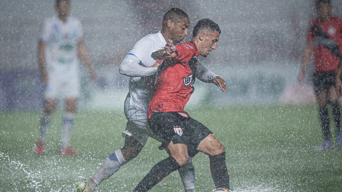 Gabriel Baralhas sendo marcado durante jogo na chuva
