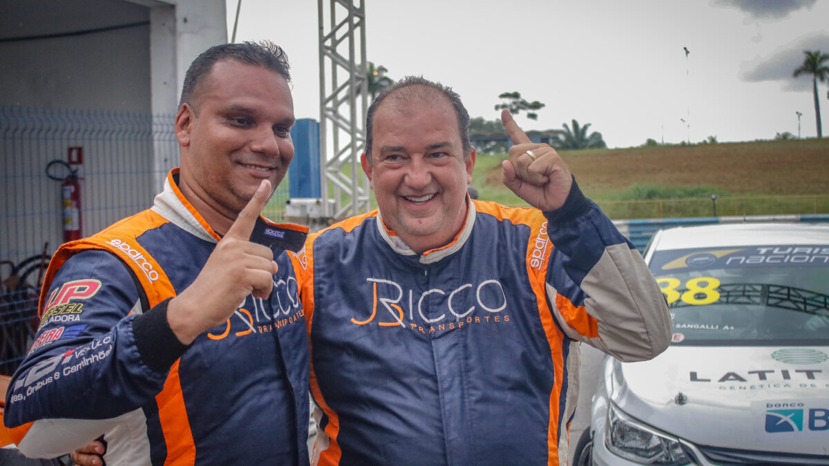 Ewerson Dias e Leandro Reis comemorando