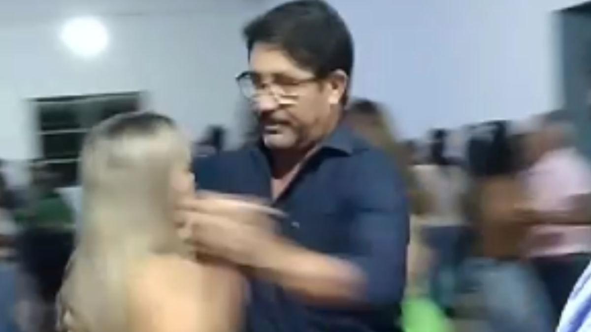 Prefeito de Itapuranga, Paulinho Imila, dançando forró (Foto divulgação)