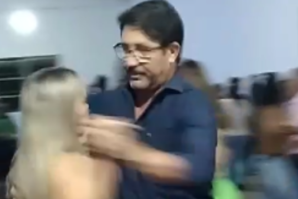 Prefeito de Itapuranga, Paulinho Imila, dançando forró (Foto divulgação)