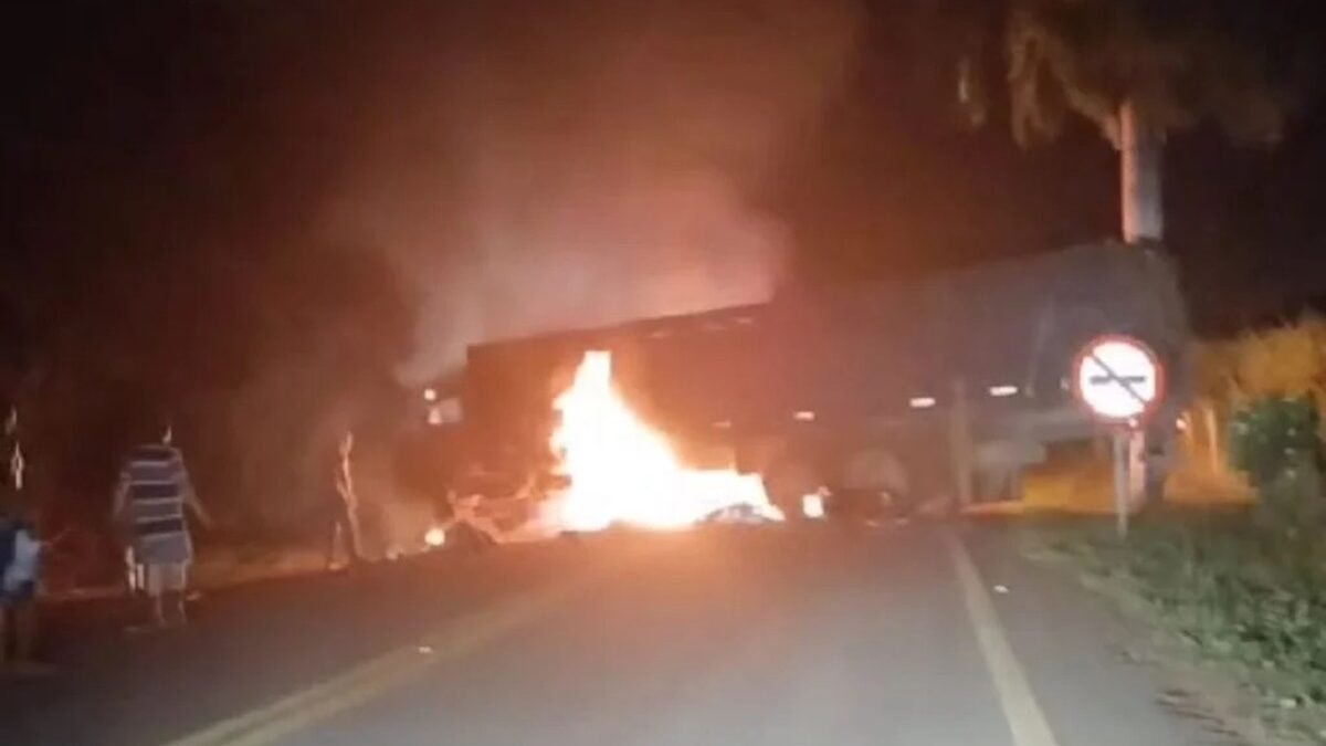 Três morrem e um fica ferido em acidente entre motos e caminhão na GO-426, em Santa Rosa