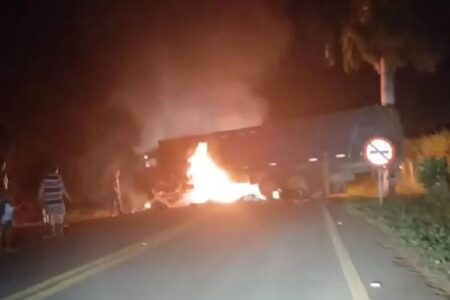 Três morrem e um fica ferido em acidente entre motos e caminhão na GO-426, em Santa Rosa