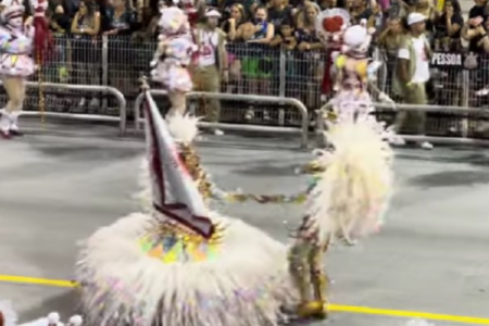 Mestre-sala e porta-bandeira do desfile da Mocidade Alegre, no Carnaval de SP (Foto: Reprodução)