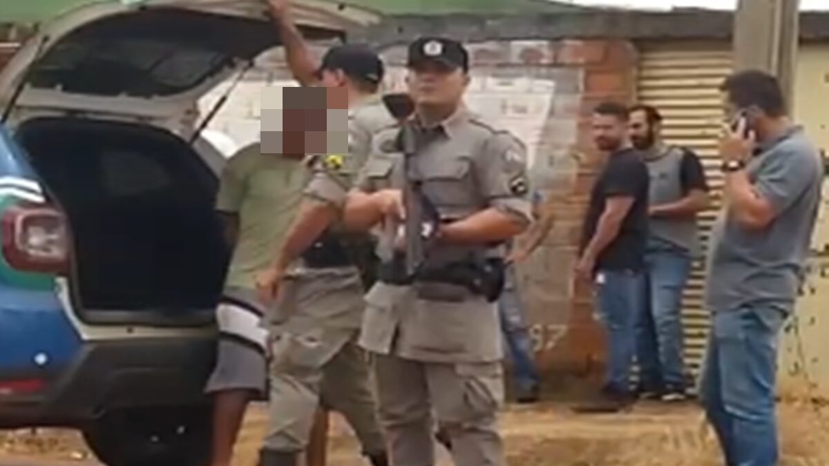 Imagem mostra suspeito de estuprar a neta da ex em Goiânia sendo colocado dentro da viatura.