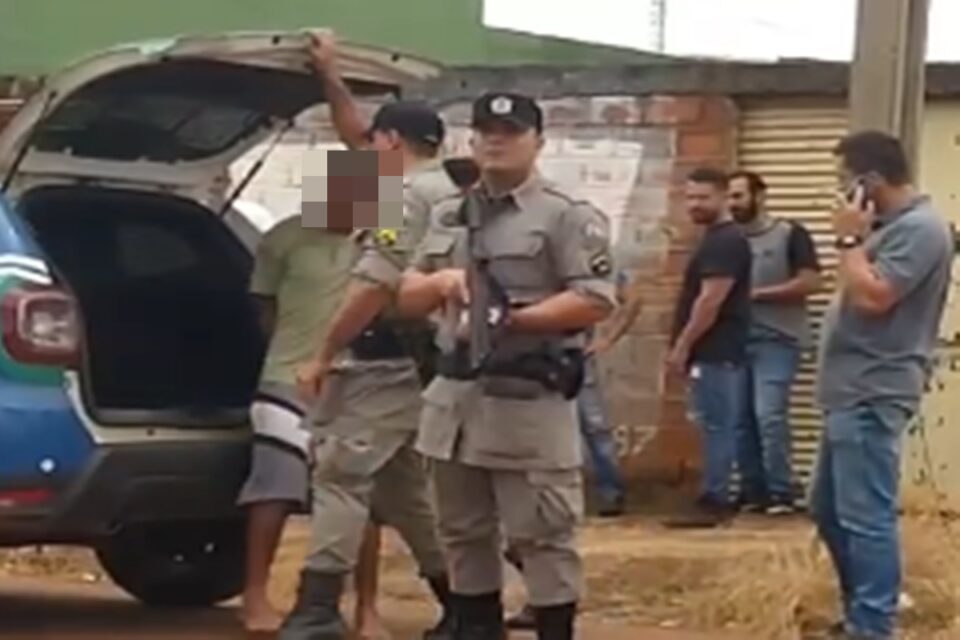 Imagem mostra suspeito de estuprar a neta da ex em Goiânia sendo colocado dentro da viatura.