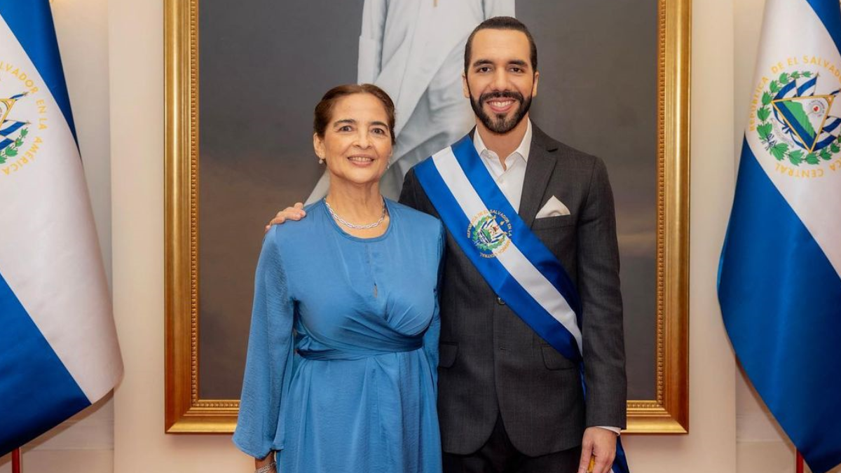 Presidente de El Salvador, Nayib Bukele, ao lado da mãe (Foto: Instagram)