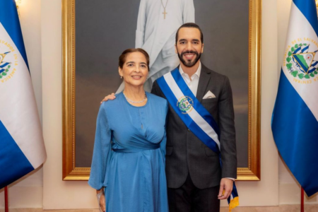 Presidente de El Salvador, Nayib Bukele, ao lado da mãe (Foto: Instagram)