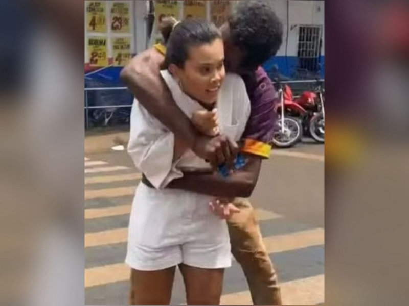 Influenciadora é agarrada e beijada por homem enquanto gravava