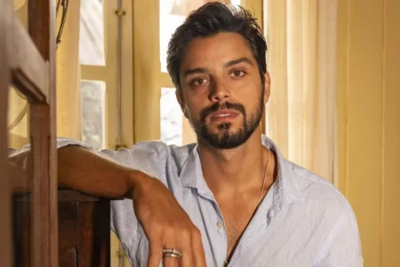 Casado com a atriz Agatha Moreira, Rodrigo Simas revelou ser bissexual em entrevista ao "EXTRA", em março do ano passado