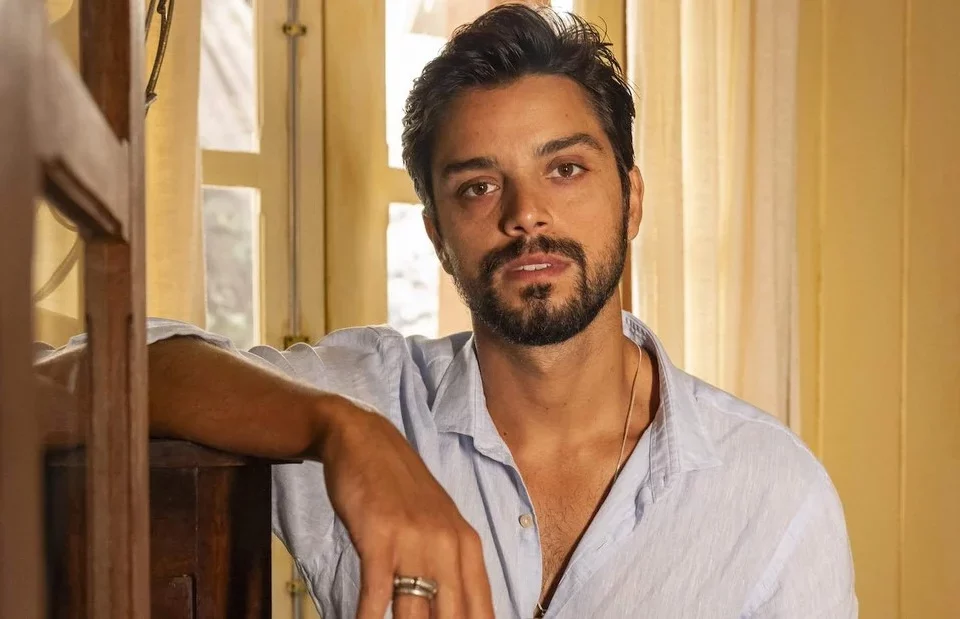Casado com a atriz Agatha Moreira, Rodrigo Simas revelou ser bissexual em entrevista ao 