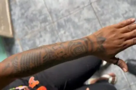 Mulher faz tatuagem após roubar R$ 20 mil de idoso em Goiânia (Foto: Divulgação/PMGO)