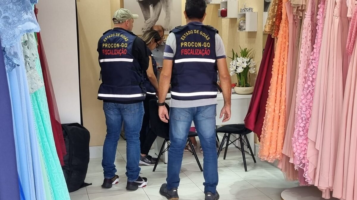Procon interdita loja de aluguel de roupas que não cumpriu acordo com madrinhas de casamento em Goiânia