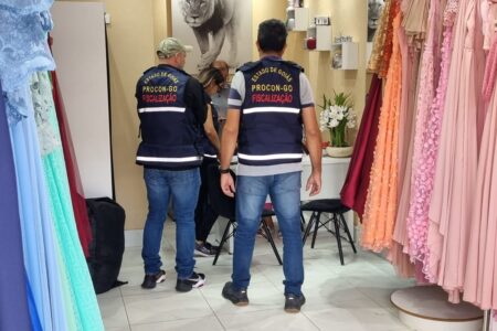 Procon interdita loja de aluguel de roupas que não cumpriu acordo com madrinhas de casamento em Goiânia