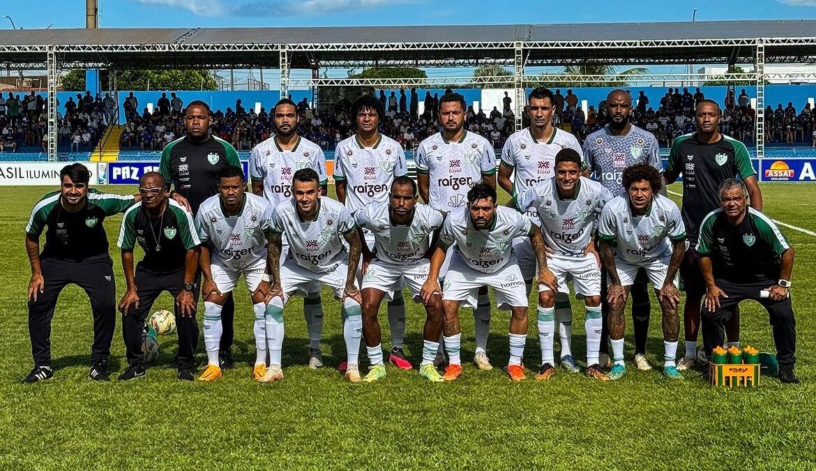 Equipe da Jataiense perfilada no estádio