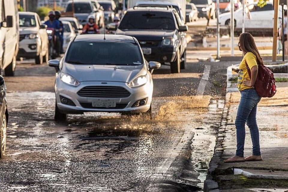 Usar carro para jogar água em pedestre dá multa e pontos na CNH; saiba outras infrações