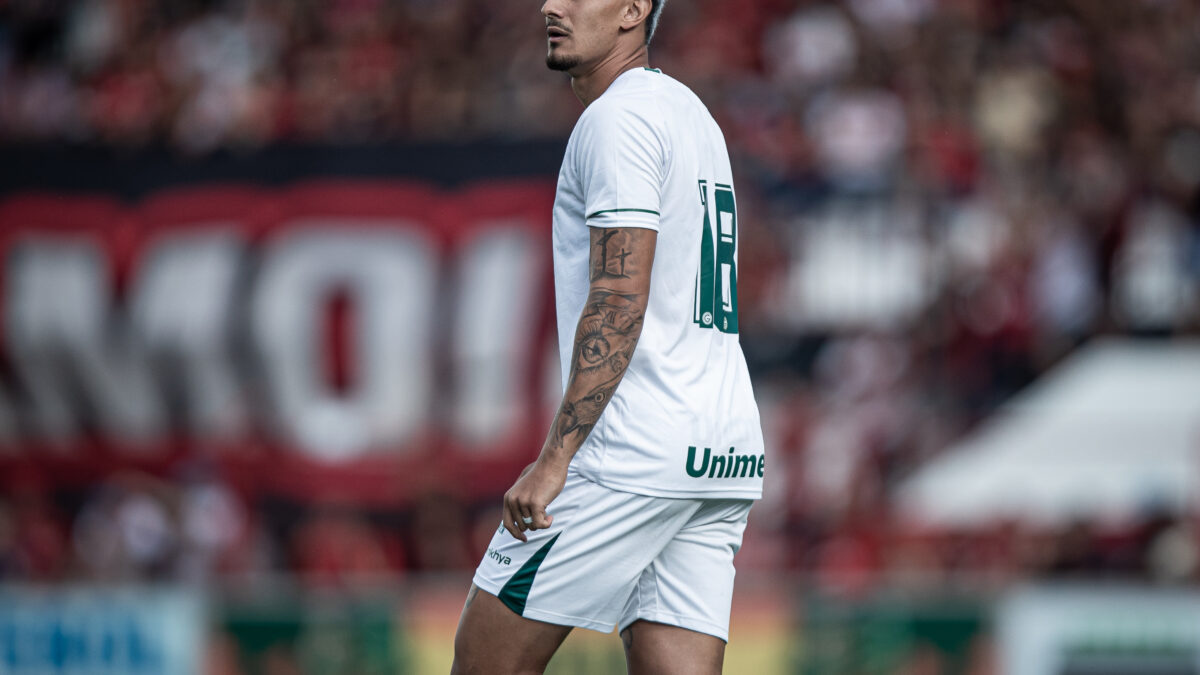 Breno Herculano com a camisa do Goiás