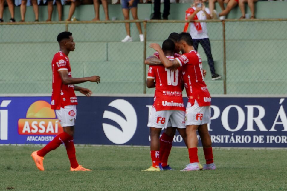 Jogadores do Vila Nova comemorando um dos gols