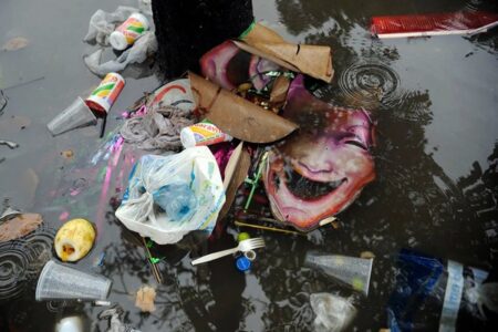 Em meio a alta de dengue, lixo do Carnaval pode agravar cenário epidemiológico em Goiás