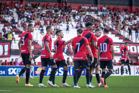 Jogadores do Atlético Goianiense comemorando gol