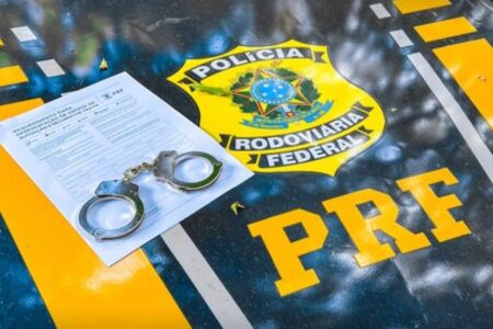 DF: homem com mandado de prisão por estupro tenta enganar PRF com documento de irmão