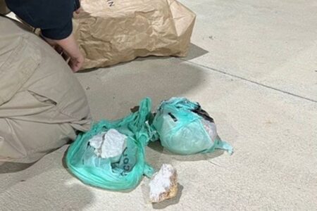 PRF apreende quase 1 quilo de crack e cocaíno dentro de ônibus, em Simolândia