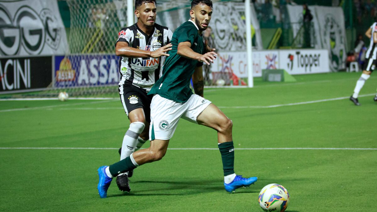 Jogadores de Goiás e Goiânia se enfrentando