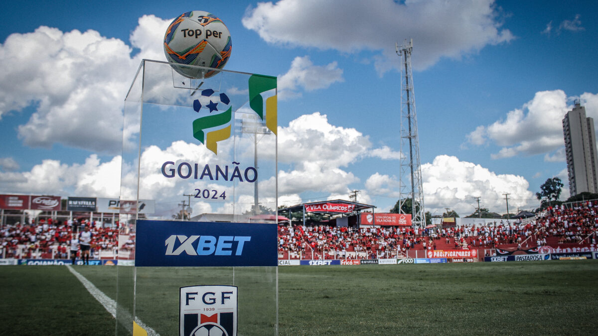 Bola e totem do Campeonato Goiano no OBA