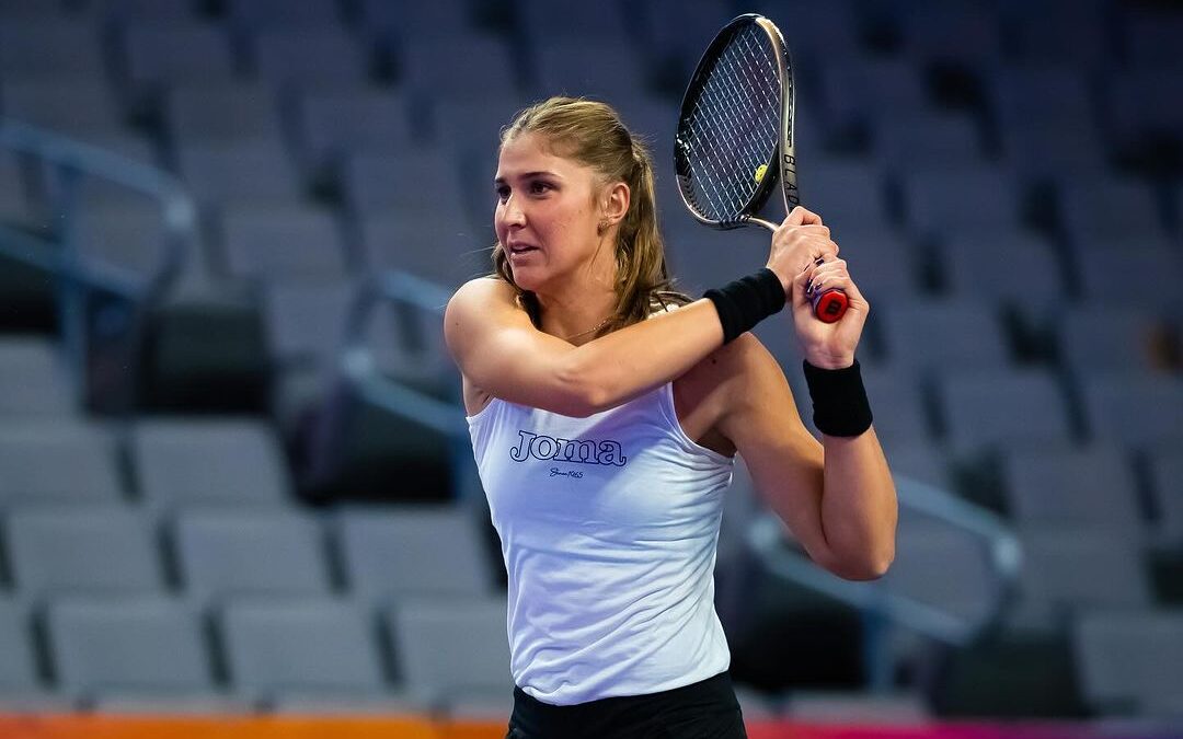 Bia Haddad jogando tênis