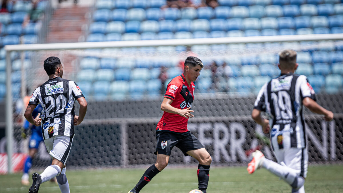 Angelo Araos em ação pelo Atlético Goianiense contra o Goiânia
