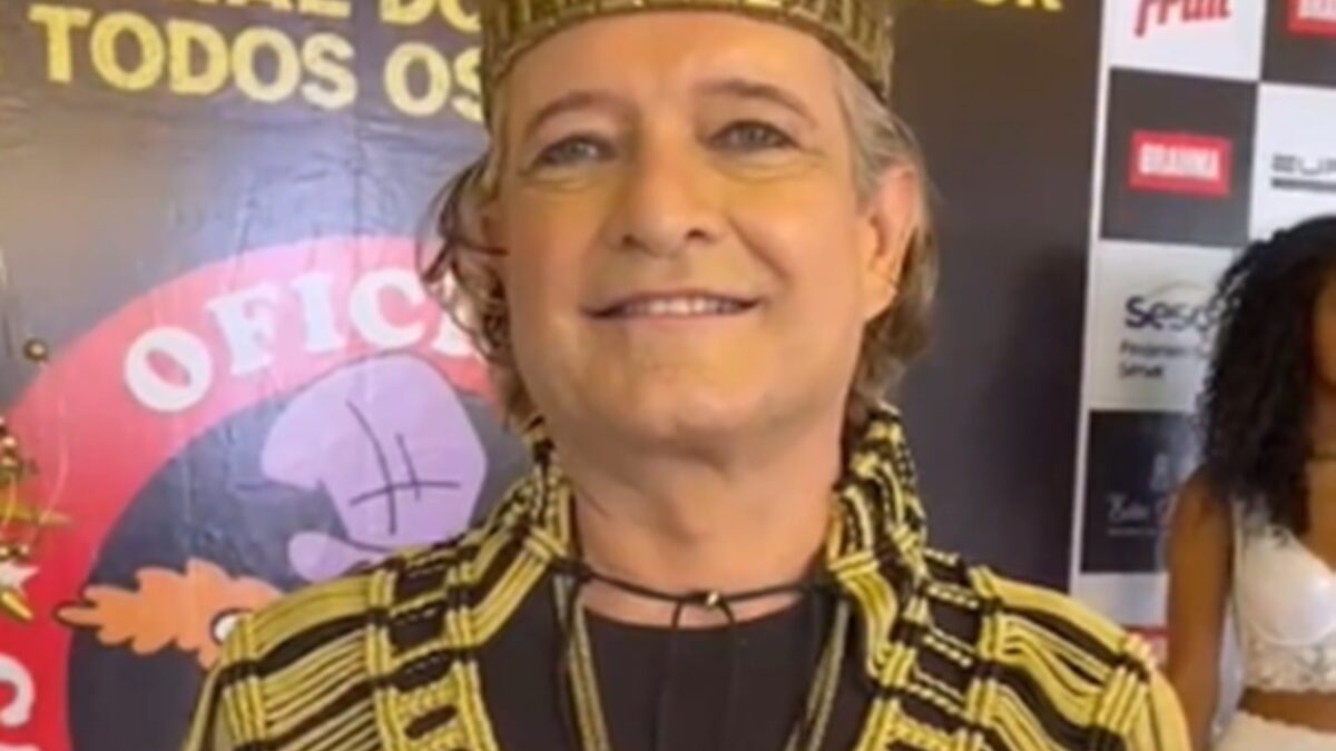 Rener Bilac, idealizador do carnaval dos amigos, aparece fantasiado e sorrindo.