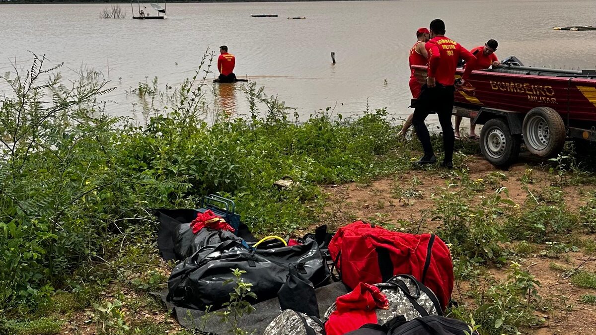Bombeiros buscam por pescadores desaparecidos no Lago Serra da Mesa, em Uruaçu