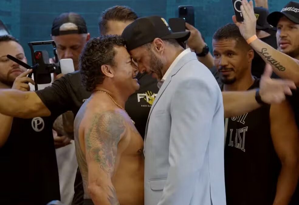 Popó e Bambam se encarando na pesagem