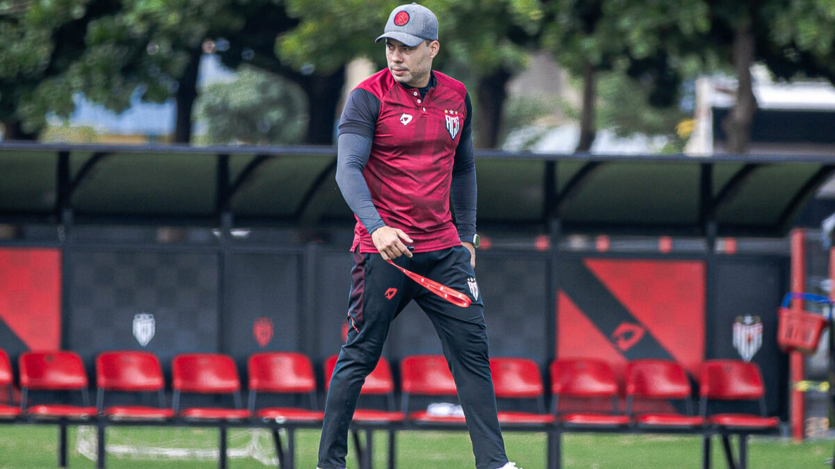 Jair Ventura orientando os jogadores no CT do Dragão